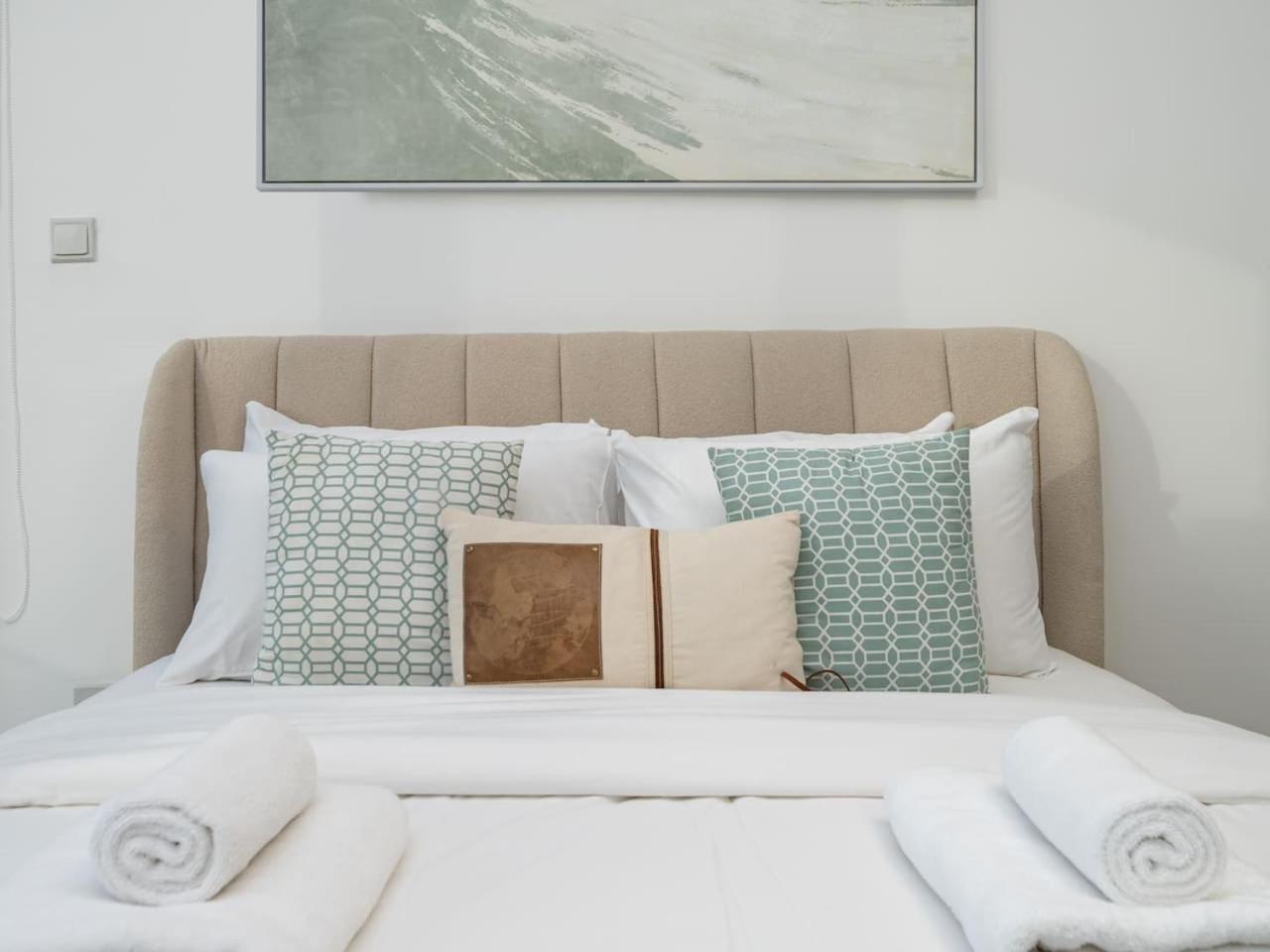 Elegant In Bloom Jvc With High-end Finishes Apartment