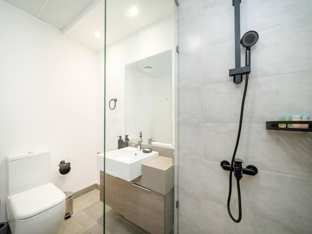 Elegant In Bloom Jvc With High-end Finishes Apartment