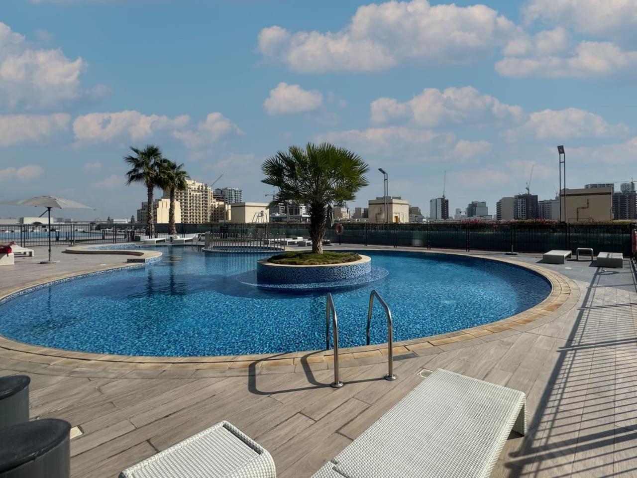 Elegant In Bloom Jvc With High-end Finishes Apartment